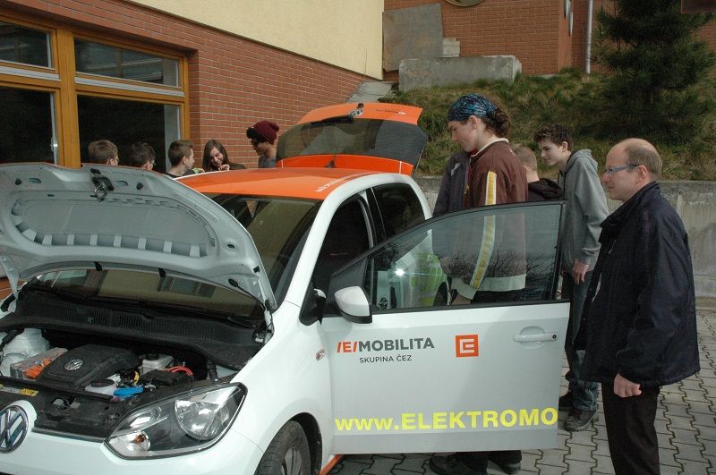 Na přednášky o energetice přijel lektor elektromobilem