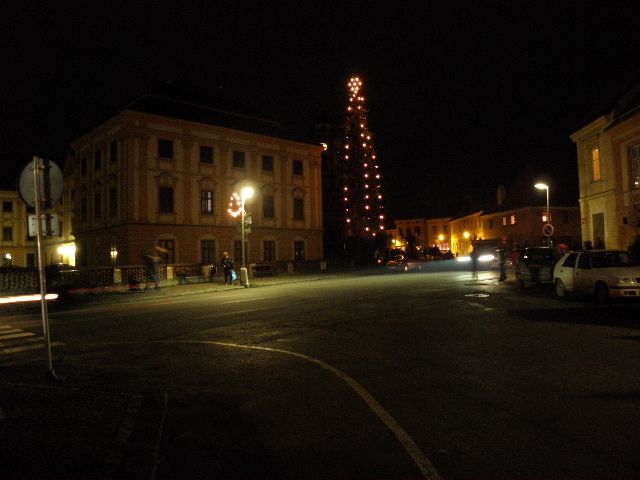 obrázek: Vánoční strom už svítí i v Jaroměřicích nad Rokytnou