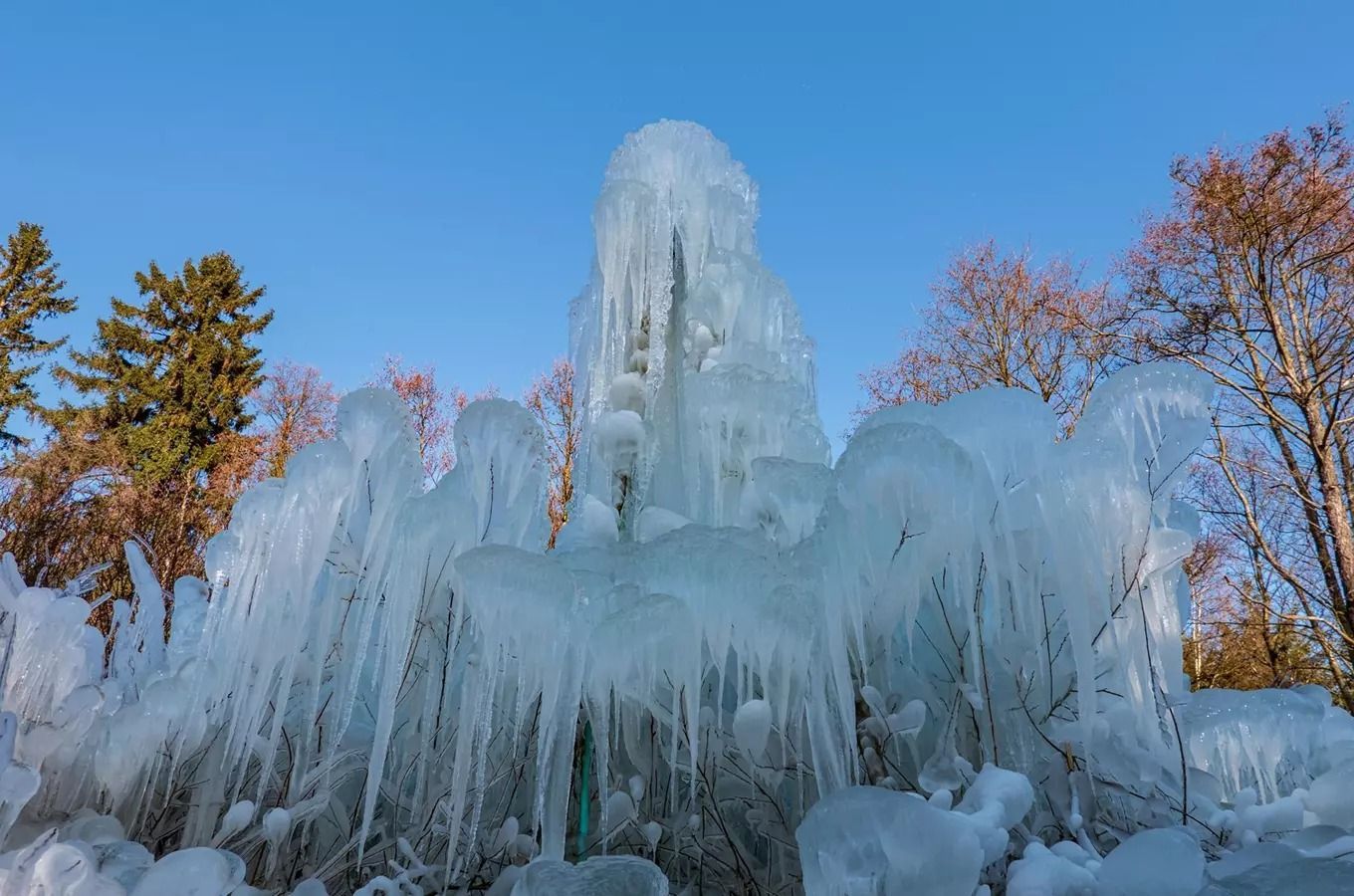 Stovky lidí navštěvují telčské ledopády, ohromující podívanou