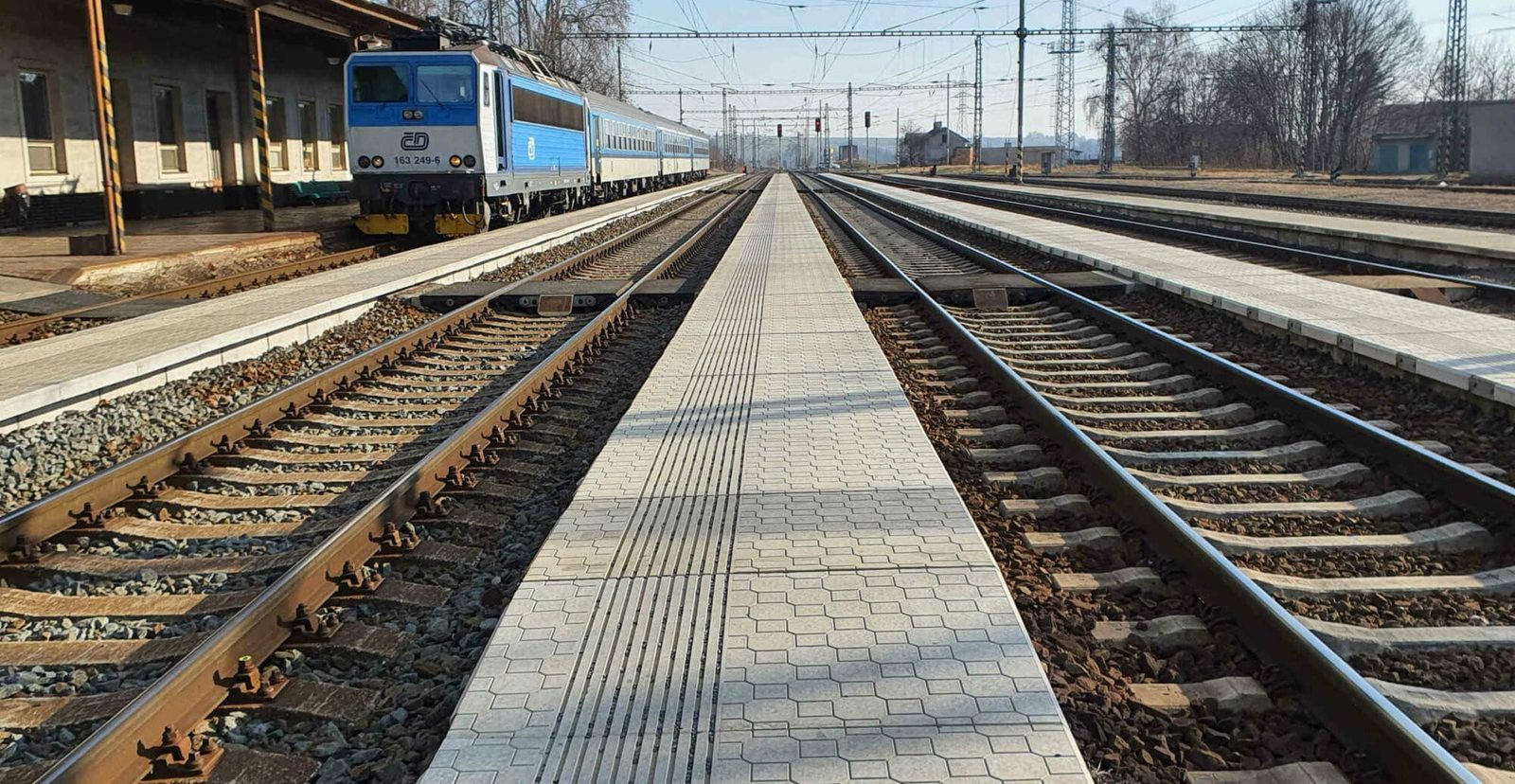 Opilá žena na Štědrý den hrozila skokem pod vlak