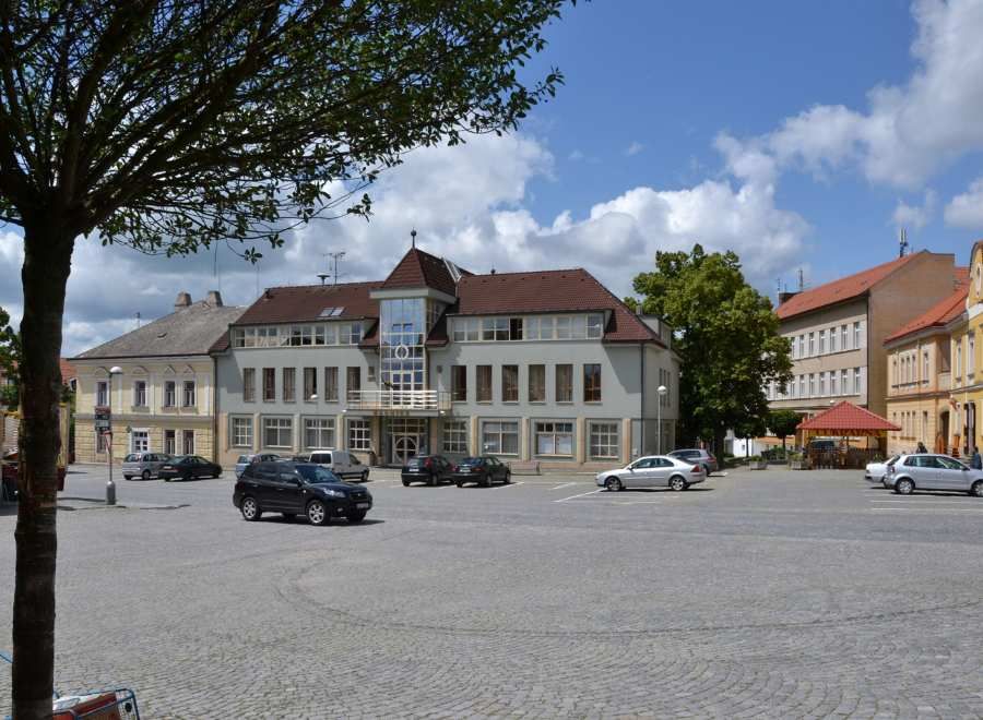 Přibyslav zavedla unikátní dvouhodinové parkování zdarma