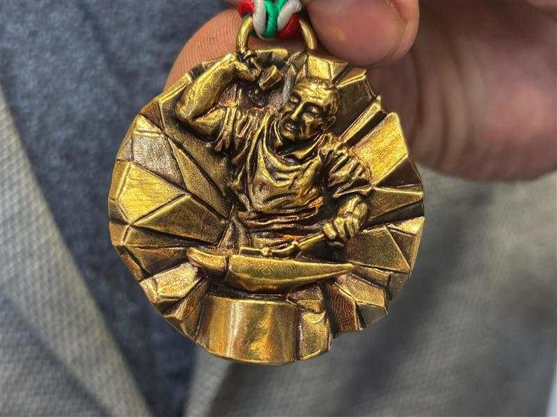 Zlatá a stříbrná sláva pro kováře z Vysočiny na italském bienále