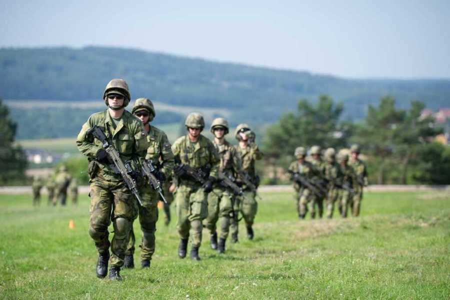 Středoškoláci vstupují do vojenského výcviku ve Vícenicích