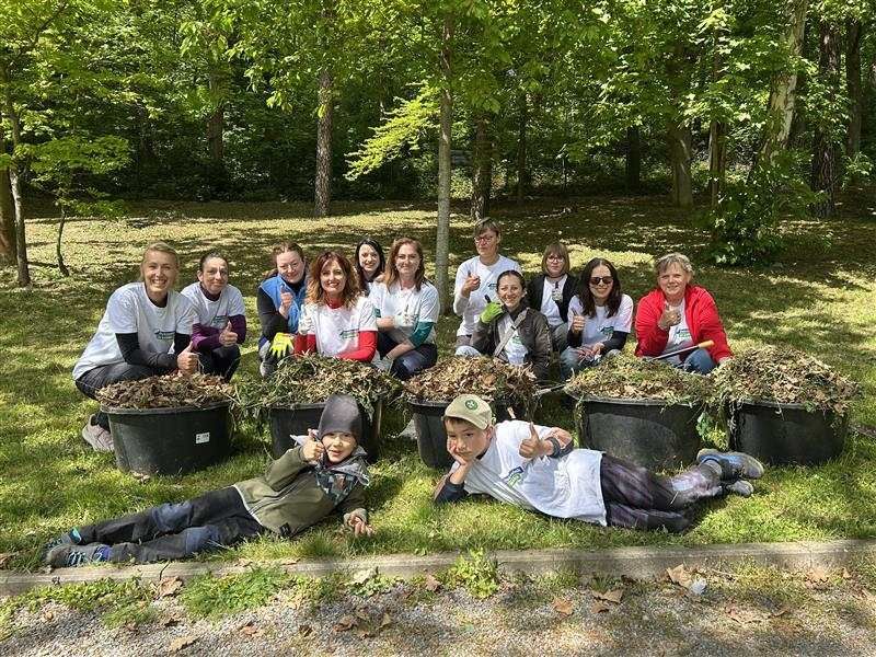 Dobrovolníci z úřadu uklízeli louku u turistického cíle