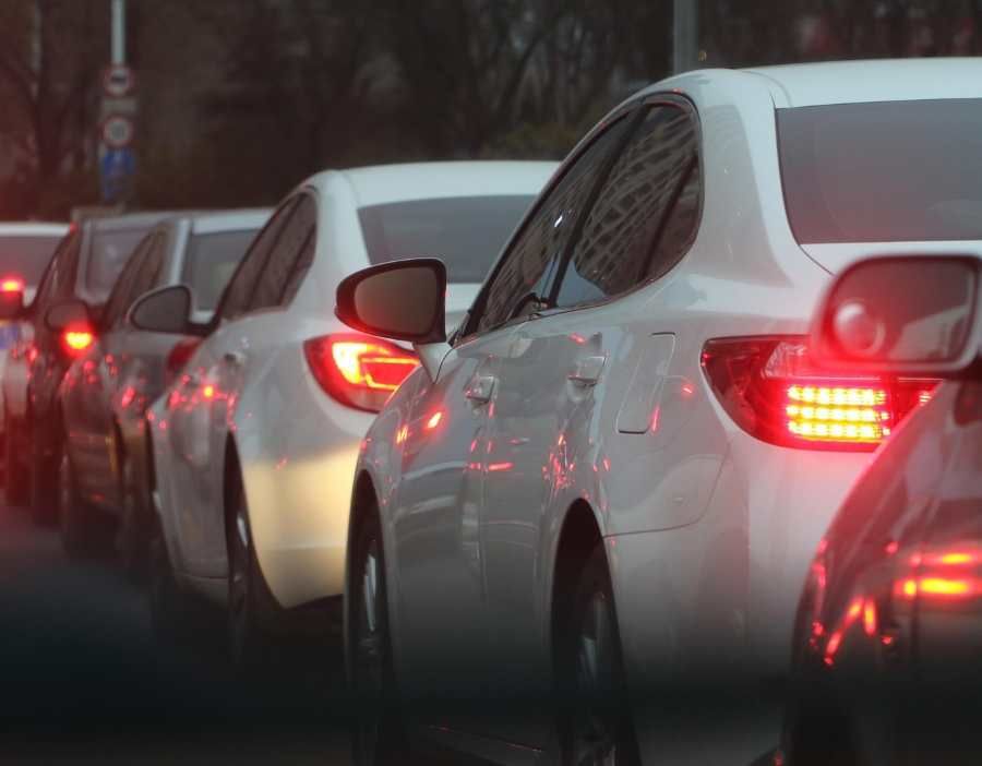 Kruhové objezdy ve Žďáru komplikují dopravu: Řidiči v centru, barokní most překážkou