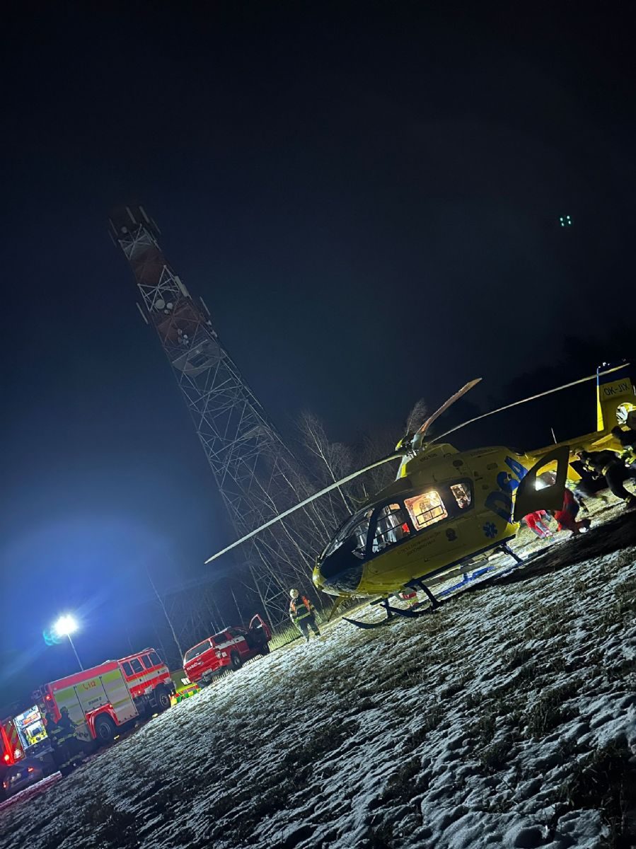 Mladá dívka „zamrzla“ ve 30 metrech na telekomunikačním vysílači