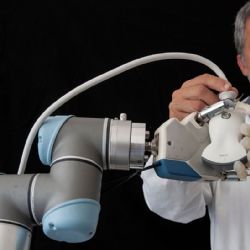 Průmyslový robot či cobot dokáže zvýšit efektivitu vaší výroby