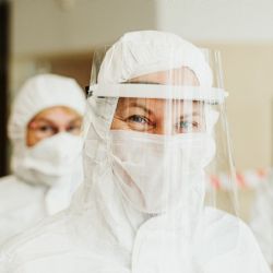 Asociace děkanů lékařských fakult České republiky si je plně vědoma zhoršující se situace v souvislosti s šířením koronaviru SARS-CoV-2