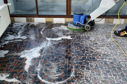Obrázek - Provedli jsme strojní čištění podlah v kavárně v centru Plzně