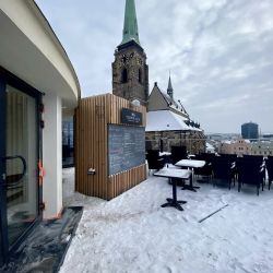 Provedli jsme strojní čištění podlah v kavárně v centru Plzně