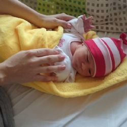 Čepičky pro miminka v brodské nemocnici od vězenkyň ze Světlé nad Sázavou