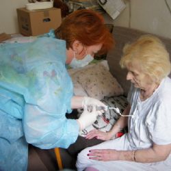 Charitní domácí péče – pacientům na péči doslova závisí život