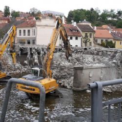 Demolice mostu v Třebíči začala