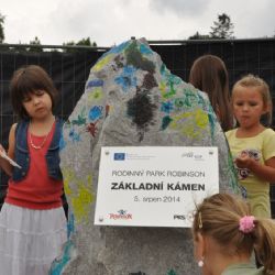 Děti pomalovaly základní kámen Rodinného parku Robinson
