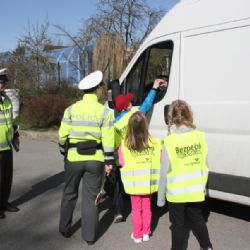 Děti rozdávaly řidičům na Jihlavsku čokoládové mince nebo citrony