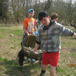 Děti z dětského domova čistily les od odpadků