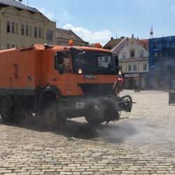 Do jihlavských ulic vyjel kropicí vůz. Zvlhčuje vzduch a chladí dlažbu