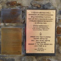 Do Jihlavy se vrátila pamětní deska vypálení zdejší synagogy