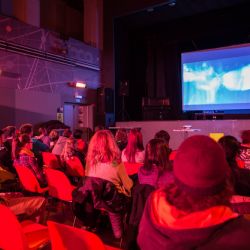 Dokument s besedou viděly v Oku desítky diváků