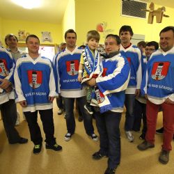 Dres tragicky zesnulého hokejisty Vašíčka pomohl v Brodě malým pacientům
