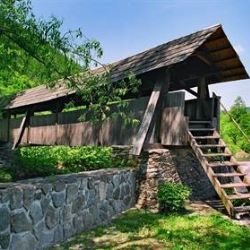 Dřevěná krytá lávka ve Švařci