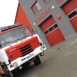 Dukovanští hasiči přenechali kolegům v Dukovanech požární auto