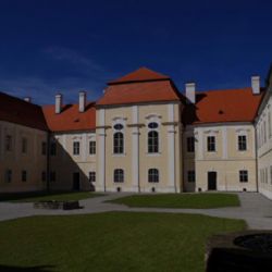 Dvě ženy vystavují vitráže, koláže a fotografie v Nové Říši