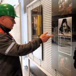 Fotografie Lenky Nakládalové ve vstupní hale dukovanské elektrárny