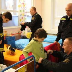 Hasiči četli nemocným dětem pohádky