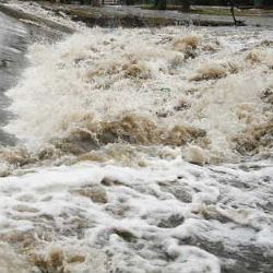 Hasiči likvidovali spadané stromy, v sobotu je čeká monitoring toků