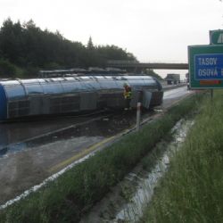 Havarovaná cisterna zablokovala silnici na Vysočině