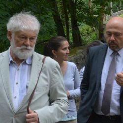 Izraelský velvyslanec navštívil třebíčský hřbitov i synagogu