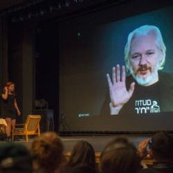 Ji.hlavu virtuálně navštívil Julian Assange i Andrej Babiš