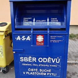 Jihlavská charita používá modré kontejnery ke sběru šatstva