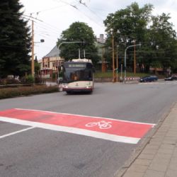 K čemu jsou červené pruhy na jihlavských křižovatkách