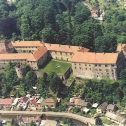 Kráčející sochy na zámku v Brtnici