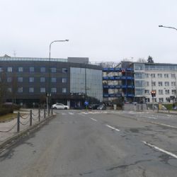 Křižovatka u Úřadu práce v Třebíči s novým semaforem a lampami s LED svítidly