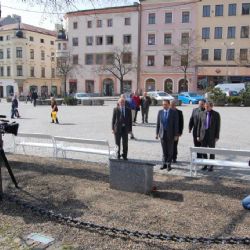 Květiny Evženu Plockovi, v Jihlavě uctili památku pochodně č. 3