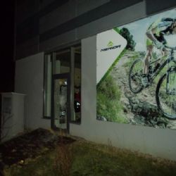 Lupiči se pokusili vloupat do prodejny Cyklo Point v Jihlavě