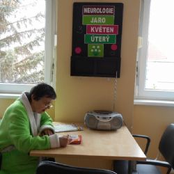 Magnetické tabule na pokojích pomáhají pacientům s kognitivním tréninkem