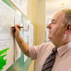 Milovník šachu slaví jubileum, královské hře zasvětil život