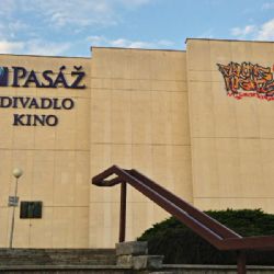 Na fasádě třebíčského divadla Pasáž se přes noc objevilo graffiti