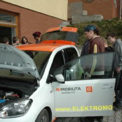 Na přednášky o energetice přijel lektor elektromobilem