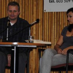Na žurnalistické škole dnes vystoupí David Kovařík a Sandra Kreisslová