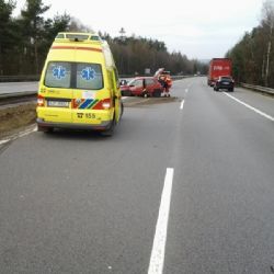 Nákladní a osobní auto se srazilo v pondělí na dálnici