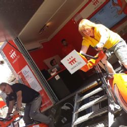 Návštěvníci Folkových prázdnin pomáhali pohybem dobré věci