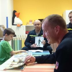 Nemocnice Pelhřimov - Hasiči čtou dětem na dobrou noc