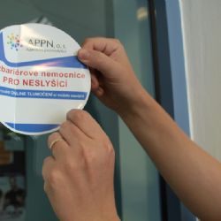 Neslyšící pacienti se mohou nově spojit v jihlavské nemocnici s tlumočníkem