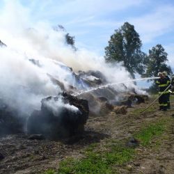 Neznámý žhář zapálil stoh v Jihlavě