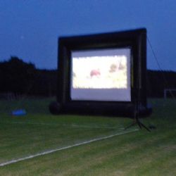 Něžné vlny přilákaly diváky na letní promítání v Rozchatci